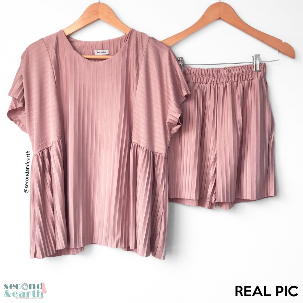 Hellolilo Set (XXS-M) Setelan Atasan Oversized Celana Pendek Lebar High Waist Plisket Merah Muda Pol
