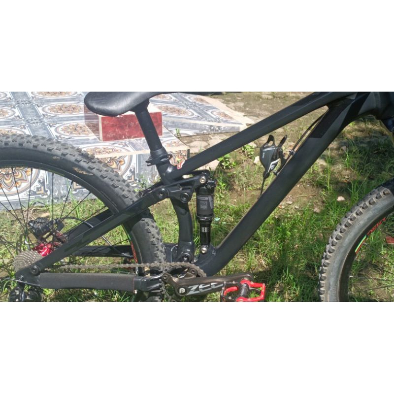 frame trid zz , seatpost dan sadel Pivotal