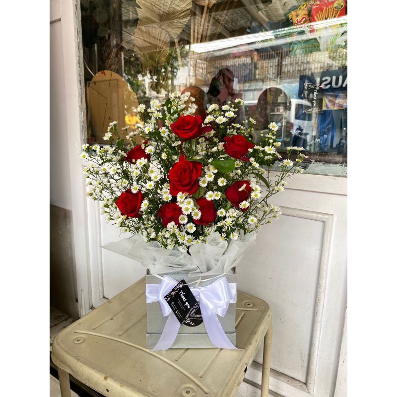 

bloom box mawar 8pcs ukuran box 17x17x15cm khusus instan gojek