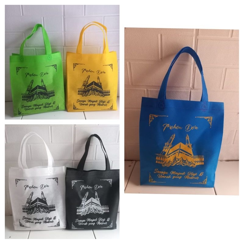 

TAS GOODIE BAG SOUVENIR SPUNDBOND HANDLE BAG EDISI UMROH/HAJI UKURAN 25×35×8