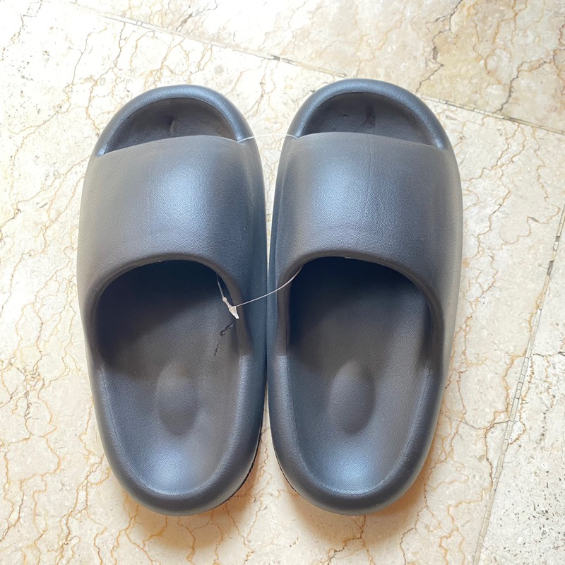 Sandal slop selop karet hitam anti air rumah pria wanita