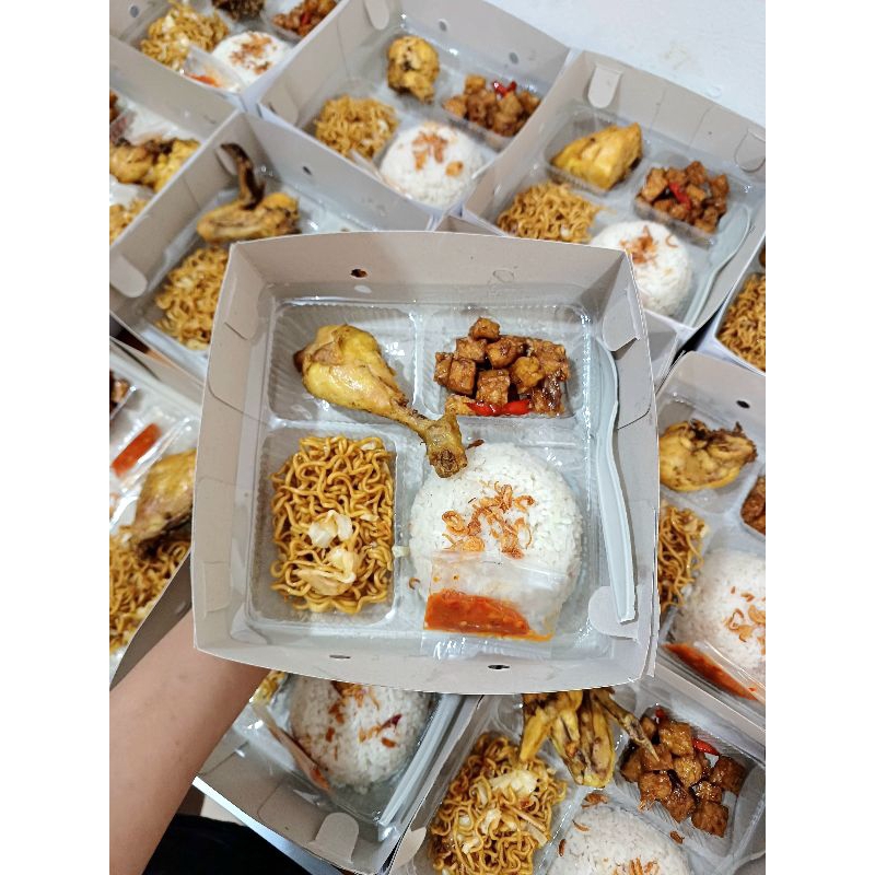 

PAKET NASI UDUK KOTAK PLUS AYAM ENAK