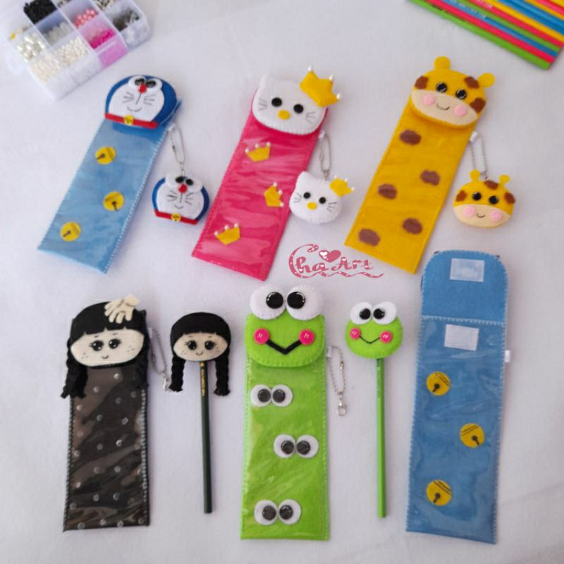 

Tempat pensil karakter /Tempat pensil flanel /Set tempat pensil lucu