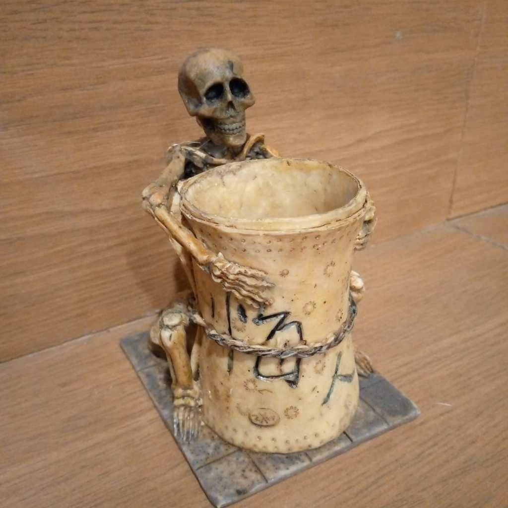 

Tempat Pensil tengkorak