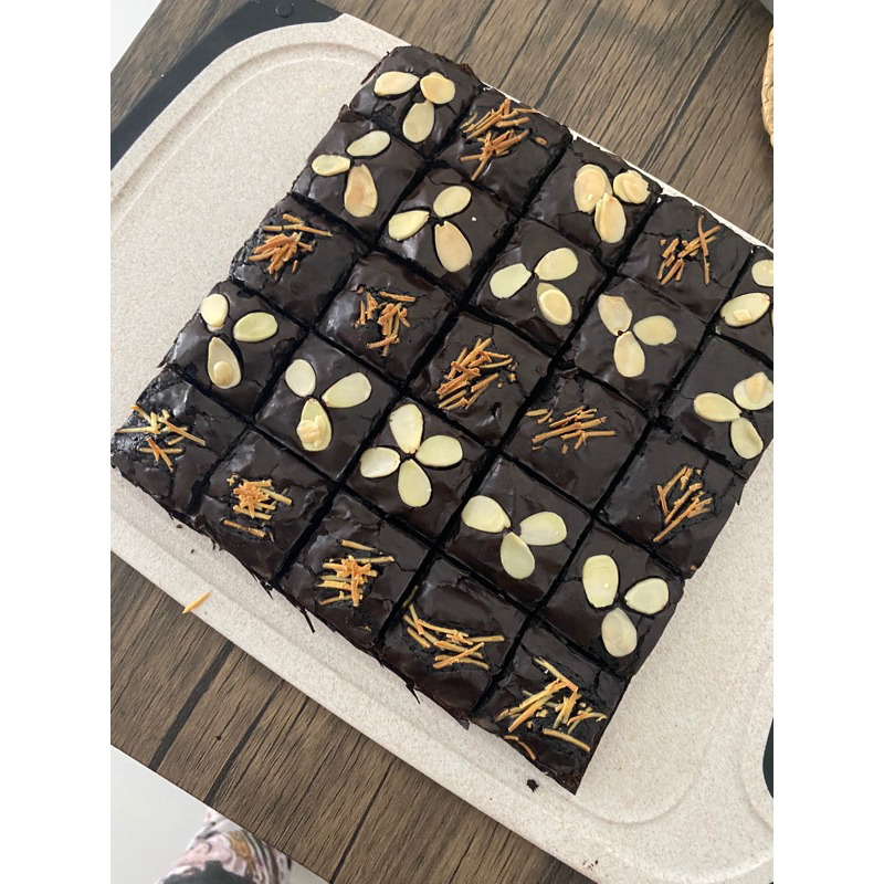 

BROWNIES FUDGY PREMIUM Keju Almon 20x20 isi 25
