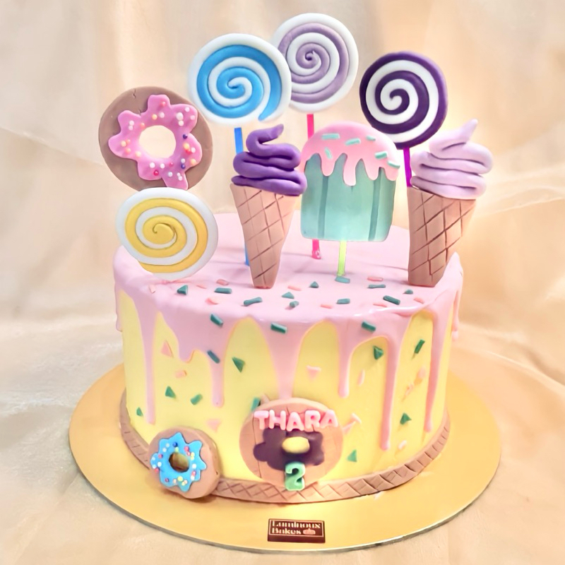 

ICE CREAM AND LOLIPOP 3D FONDANT CAKE