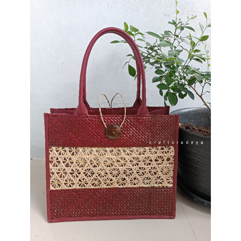 

Hampers Jinjing Mika mix Bambu Tutup batok / Tas anyaman Souvenir 30×15×25 / Tas Hajatan Imlek Natal / Tas kado