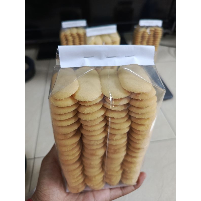 

kue kering, kue lidah kucing original berat 500 gram, enakk manis,gurih dan renyah..!!