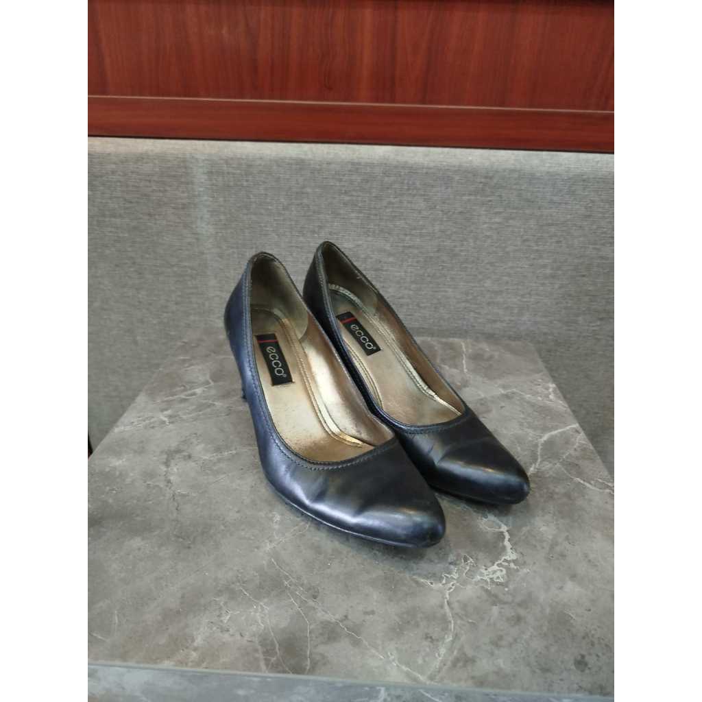 SEPATU HEELS HITAM ECCO