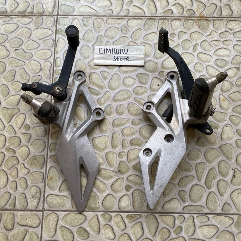 FOOT STEP DEPAN CBR 150 R CBR150R LED ORIGINAL HONDA K45G