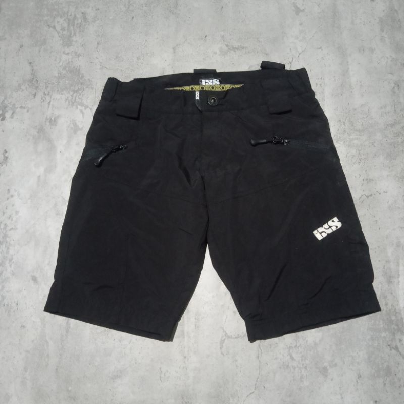 celana pendek pria olahraga sepeda ixs hitam