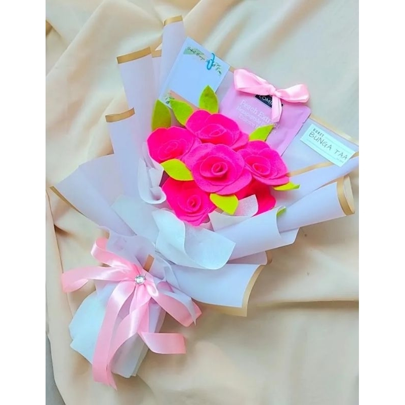 Buket bunga/ hand bouquet/ buket murah/ hadiah wisuda/ buket skincare