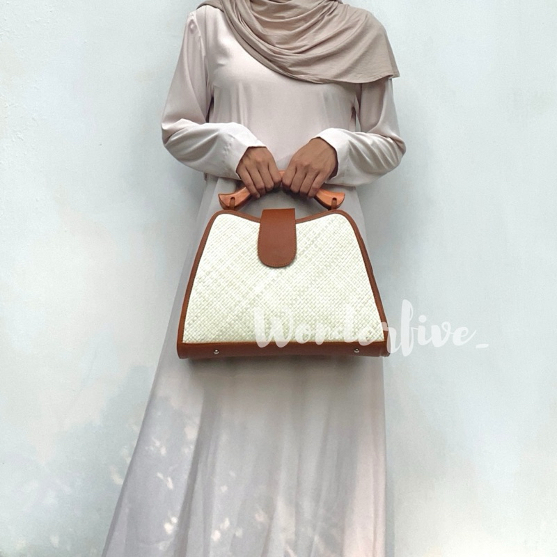 Tas Anyaman Kerajinan Mendong Pandan Handle Kayu Etnik Bali