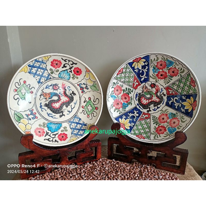 2 buah piring keramik lukis motif gambar naga untuk dekorasi hiasan dinding