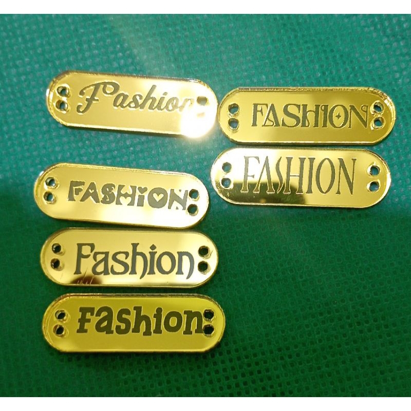 

label akrilik custom/ label hijab / tas / kerudung. ( isi 100 pcs)