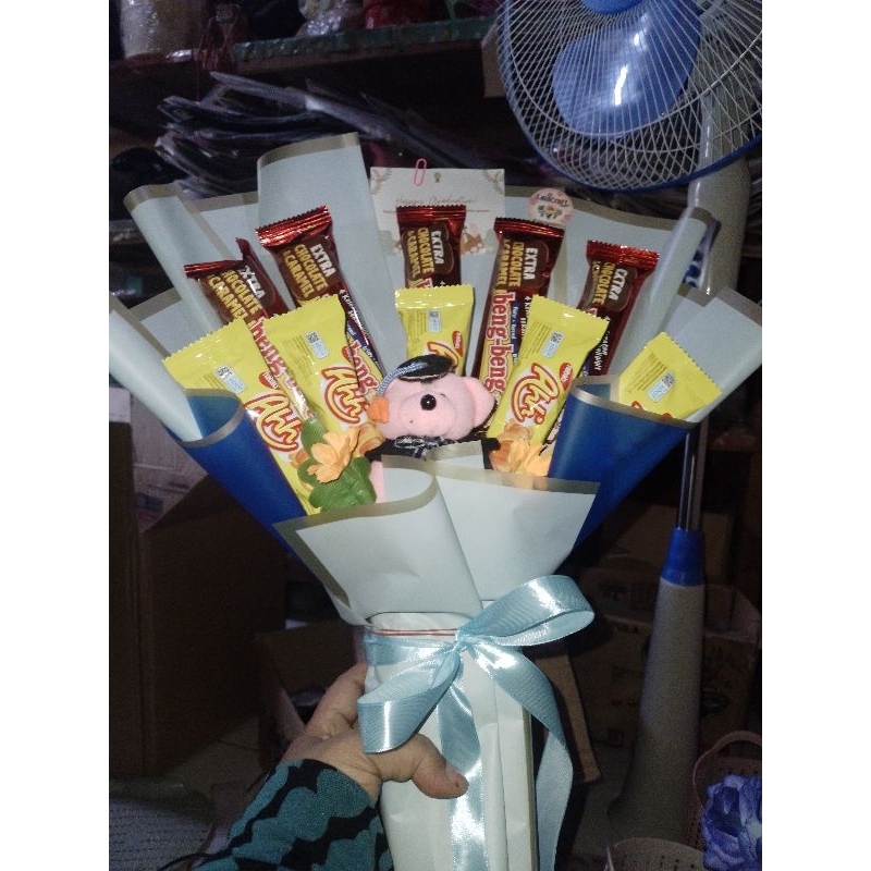 Buket boneka wisuda plus bengbeng/ Buket snack plus boneka wisuda/ buket ulang tahun/ buket sempro/ 