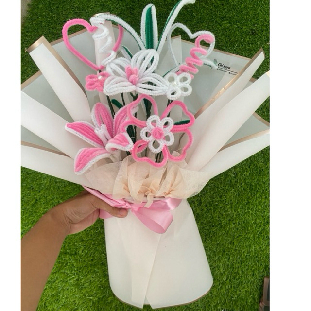 

Bucket bunga kawat bulu, pipe cleaner murah kado wisuda, ulang tahun