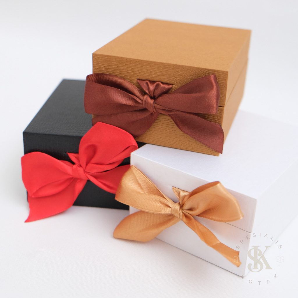 

SURABAYA. Gift Box / Box Hamper / Kotak Kado Emas Logam Mulia. HARDBOX Peti 10 7.5 5 (PP)