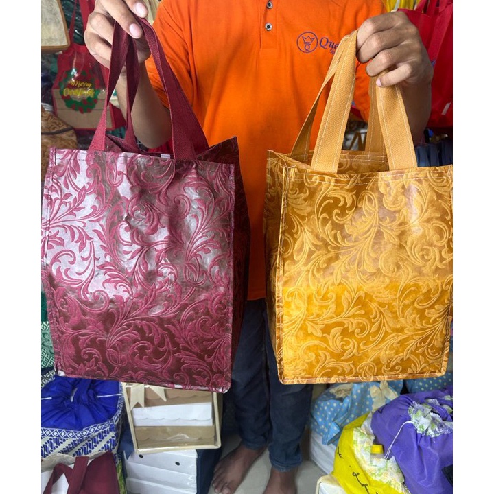 

Harga Murah HARGA LUSIN ISI 12 BIJITAS HAJATAN EMBOS BOX NASI TEBAL 7 GSM ASLI BERTEKSTUR TIMBUL PREMIUM 22x22x3 pxlxt