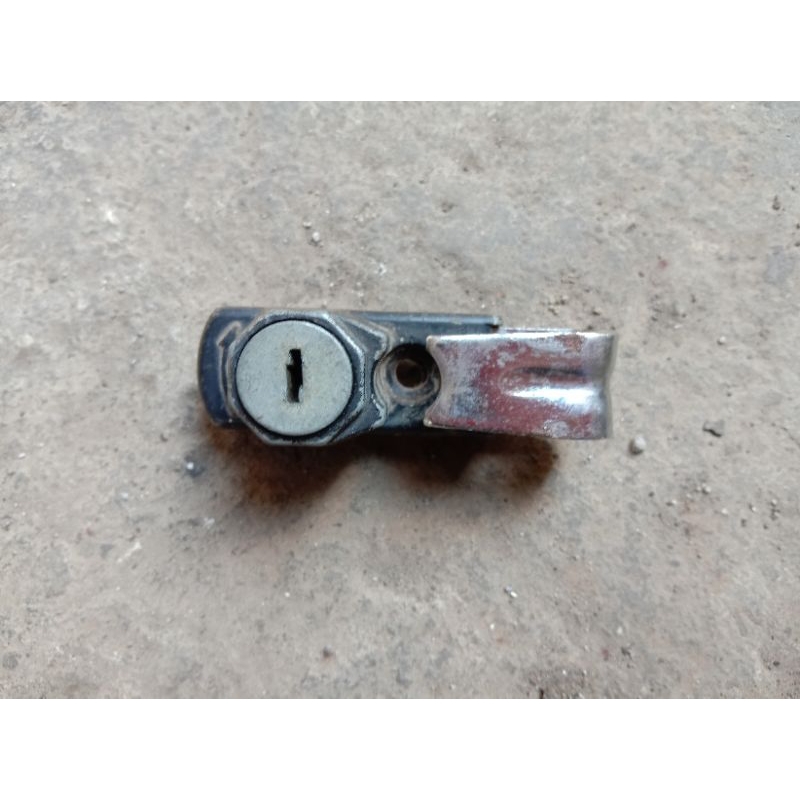 Kunci Gantungan Helm Kawasaki Binter Merzy KZ200 CDI Original