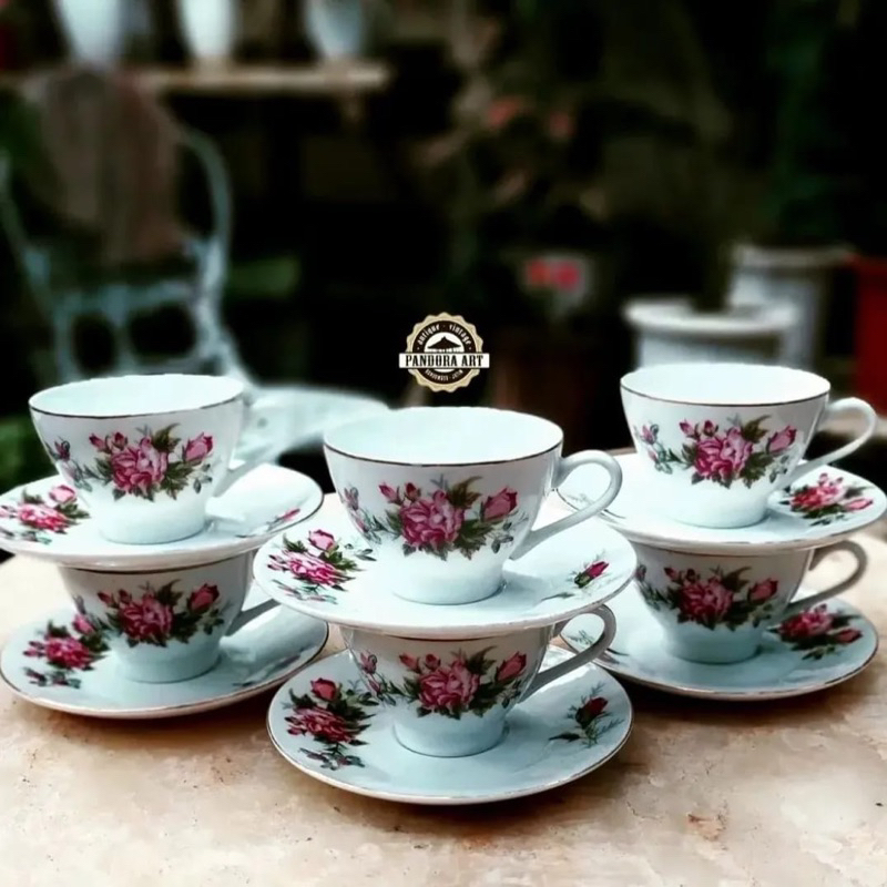 Cangkir teh lawas mawar cantik