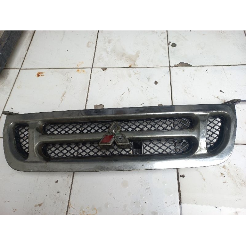 Grill Mitsubishi kuda TH 2000