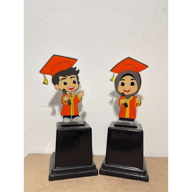 Piala Wisuda Akrilik (Wisuda AI 002) [PRINT UV] - Piala Wisuda Almamater Hitam - Kado Wisuda - Piala