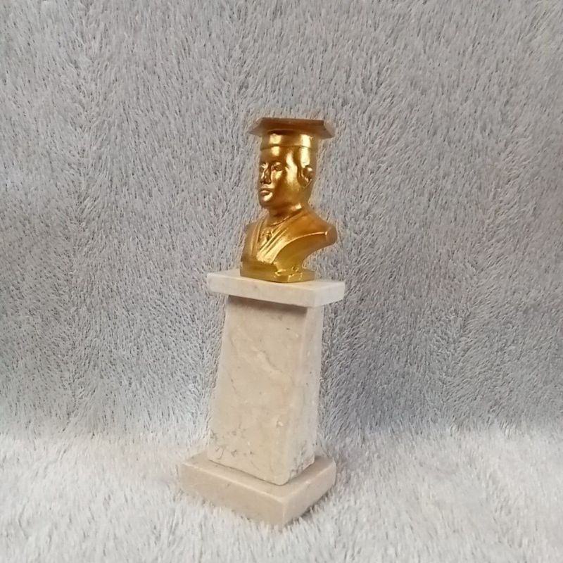 PATUNG WISUDA KAKI MARMER(-+21CM)