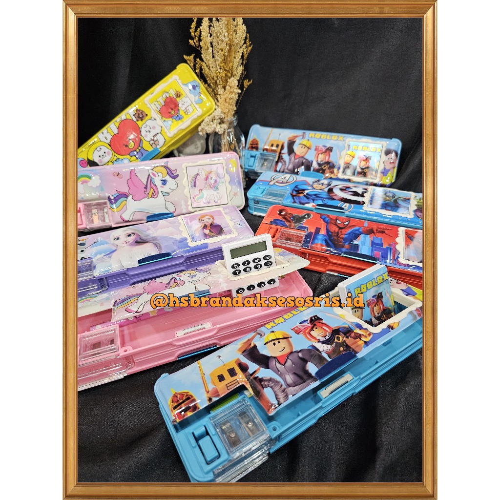 

KOTAK PENSIL MAGNET 2SISI 3D PLUS KALKULATOR + PENSIL + 2RAUTAN / TEMPAT PENSIL KALKULATOR / KOTAK PENSIL KARAKTER LUCU / CUTE PENCIL CASE / CCP7900