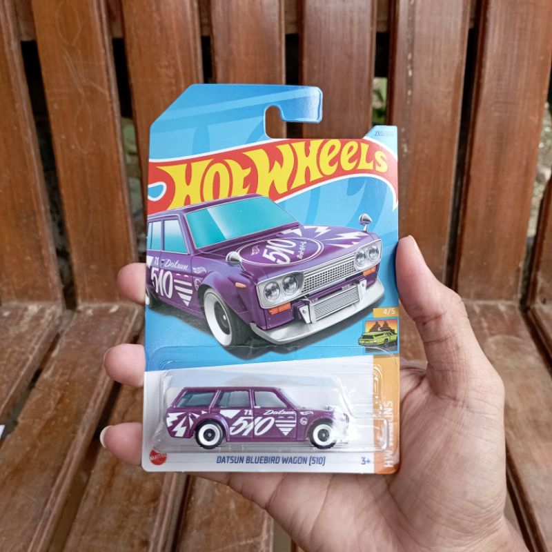Hot Wheels Datsun Wagon Ungu
