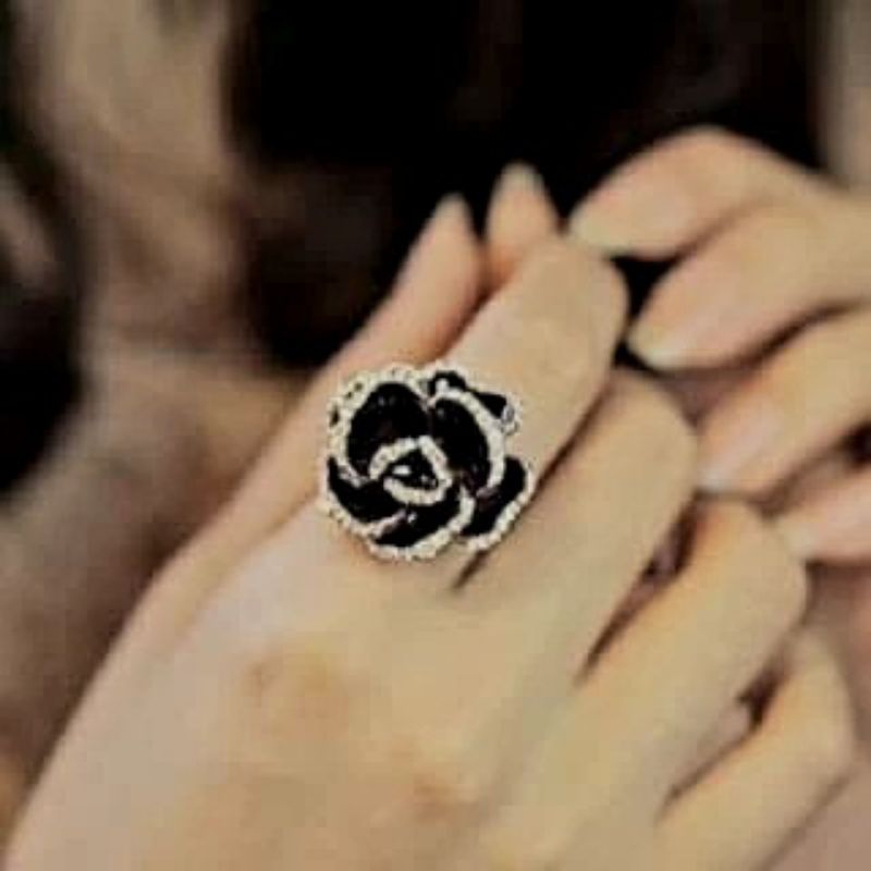 Cincin Bunga Hitam Simple Elegant Cincin Wanita