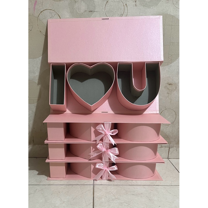 

bloombox / kotak kado / kotak kado custom / box bulat / box petak / box love / kotak petak / kotak love / kotak bulat / box custom/ box bunga / box unik / box wisuda / box toga