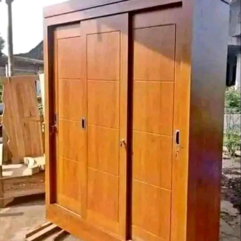 Lemari Pakaian 3 Pintu Material Kayu Jati Tua