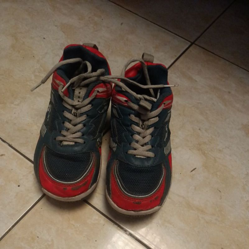 sepatu badminton anak size 33