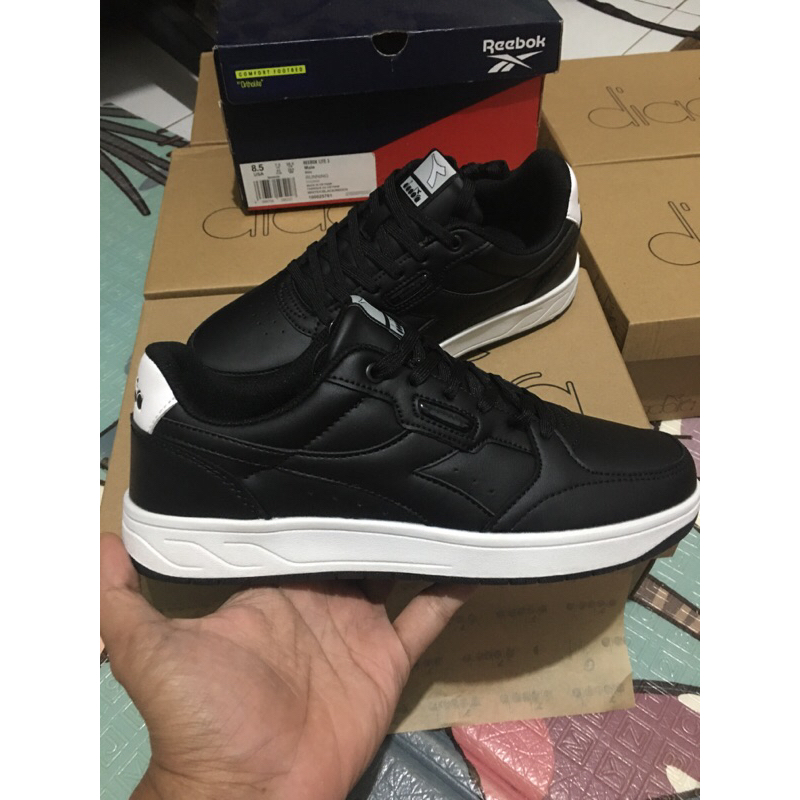 sepatu diadora hitam