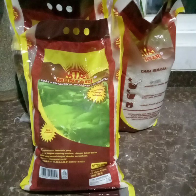 

Beras Mentari kemasan 5Kg beras premium diproses dengan teknologi modern dengan bahan pilihan