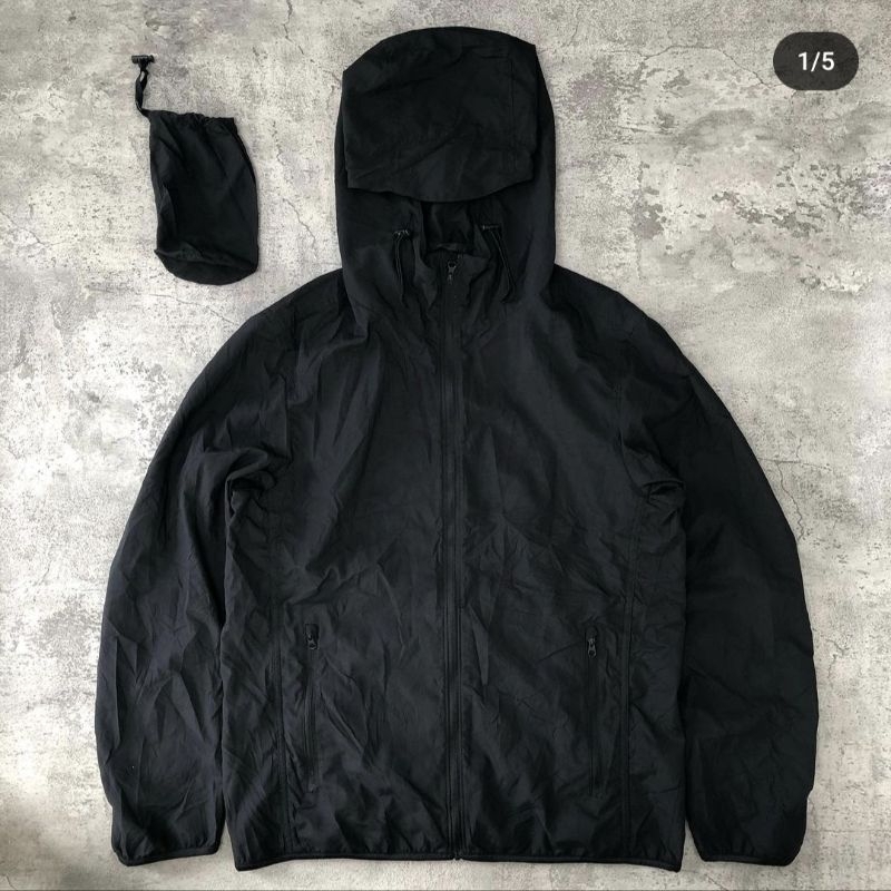 uniqlo lightweight pocketable