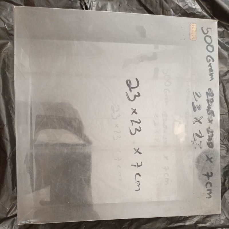 

Kotak Mika Walet Polos 500gr (P x L x T) 23 X 23 X 7