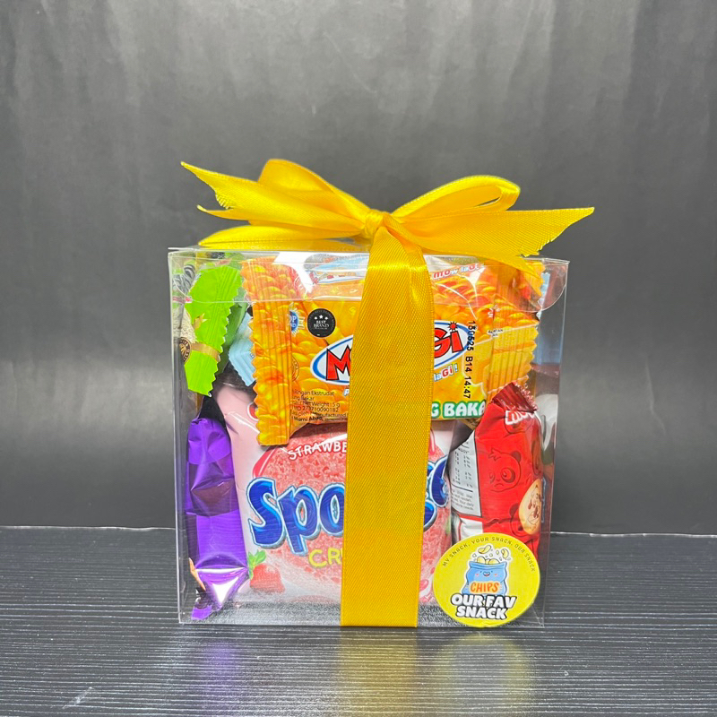 

Hampers Gift Snack Box Mika Ukuran M Hadiah Ulang tahun Wisuda Anniversarry Gift Box Mika