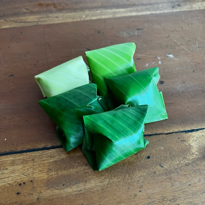 

Jajanan Kue Tradisional Bugis Hijau Ketan isi Unti Kelapa 1Pak (5pcs)