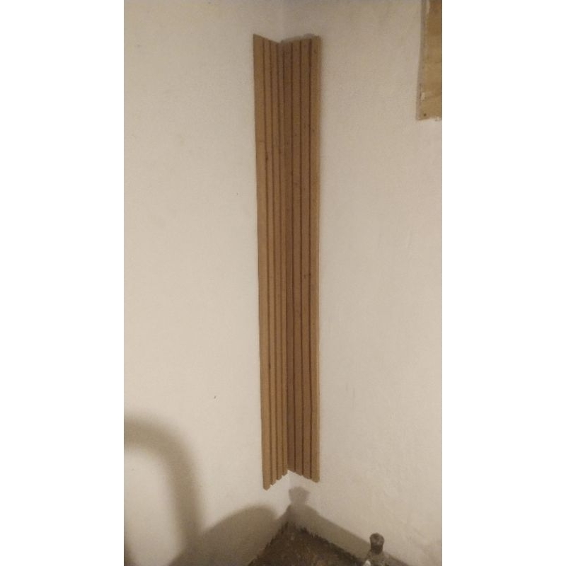 

papan kayu bergaris