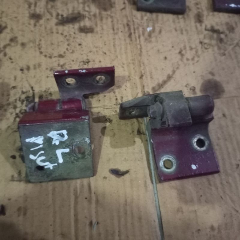 engsel pintu dudukan pintu belakang kiri Peugeot 306