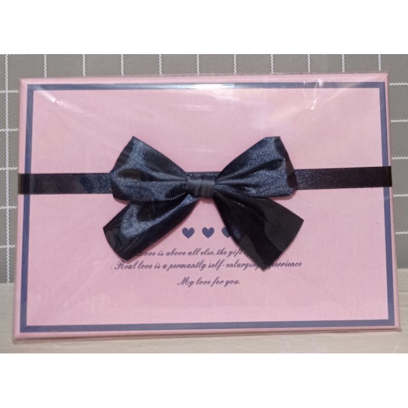 

KOTAK KADO / WARNA PINK / DI LENGKAPI DENGAN PITA / KOKOH DAN TEBAL