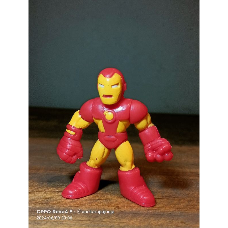 action figure iron man kecil