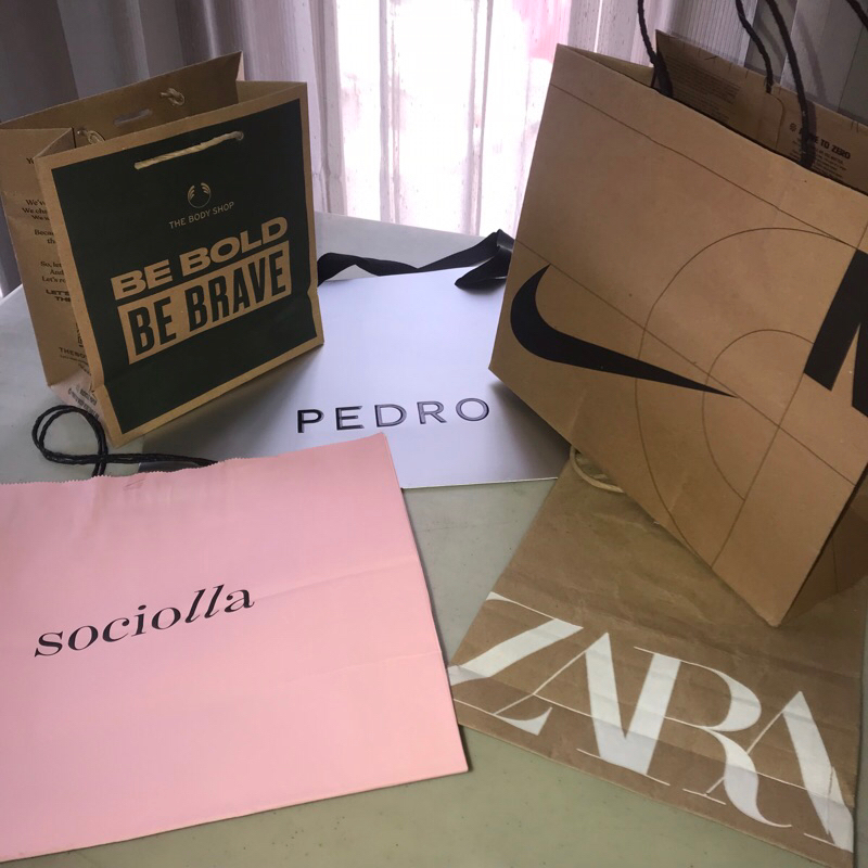 

HM SKII C&K NEW PAPER BAG SOCIOLLA PEDRO NIKE ADIDAS UNIQLO PLASTIK THE BODY SHOP PLASTIC TOTE BAG KARDUS DUST BAG KARTON PUTIH TAS PAPERBAG