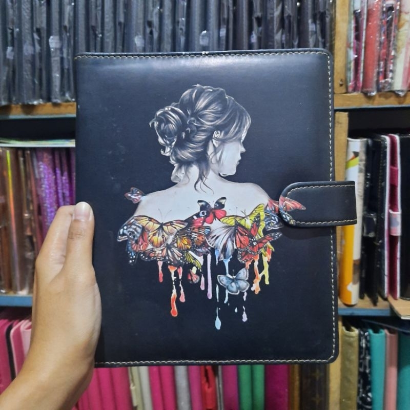 

SALE Binder Motif Cuci Gudang Binder Kuliah Binder Kulit Sintetis A6 6ring A5 20ring B5 26ring