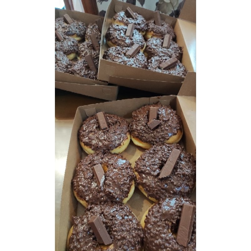 

Donat Chocomaltin Kitkat 1 box isi 6