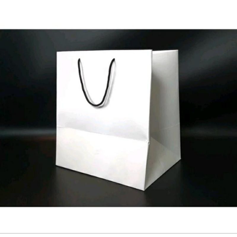 

Paperbag White Uk. Panjang 32 x Lebar 25 x Tinggi 35 cm