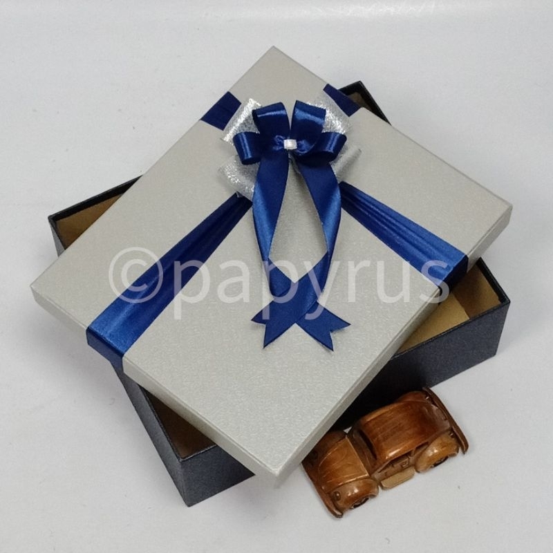 

PAPYRUS Kombinasi 25x30 Tinggi 10cm Kotak Kado Gift Box V1