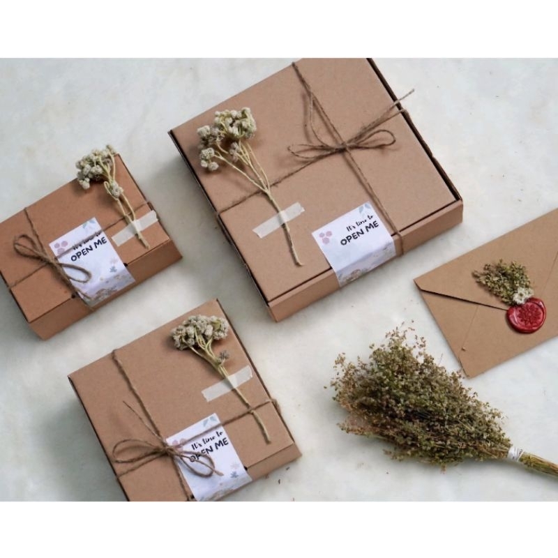 

HAMPERS BOX | BOX Hadiah | Dus Box | Gif Box Rustik | Box Kardus Ulang Tahun | Bungkus Kado Unik ukuran 8*8*3 CM